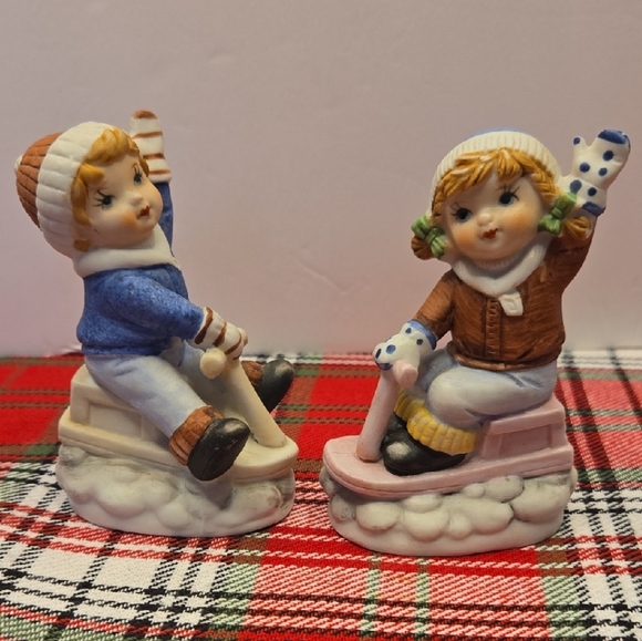 Unk Other - Charming Winter Figurines